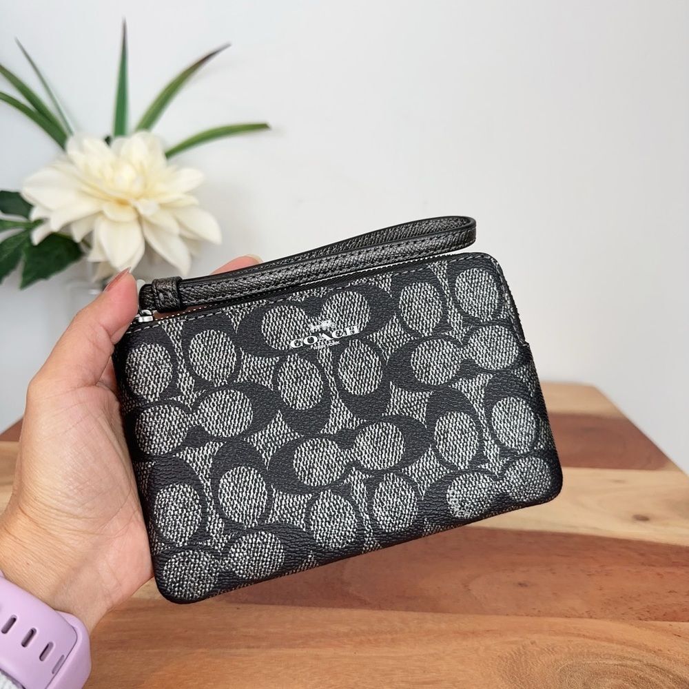 NWT Coach Corner Zip Wristlet In‎ Signature Canvas